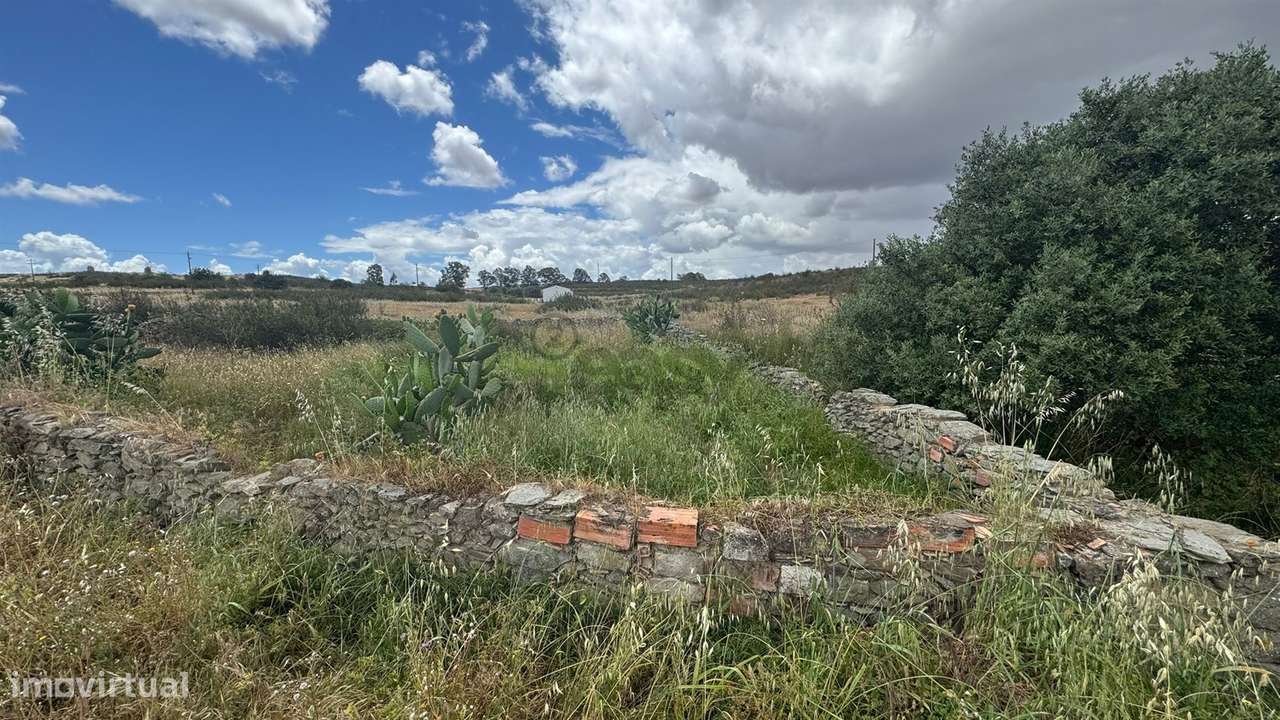 Terreno Urbano para Construção com 1685m2 , São João dos Caldeireiros,-14