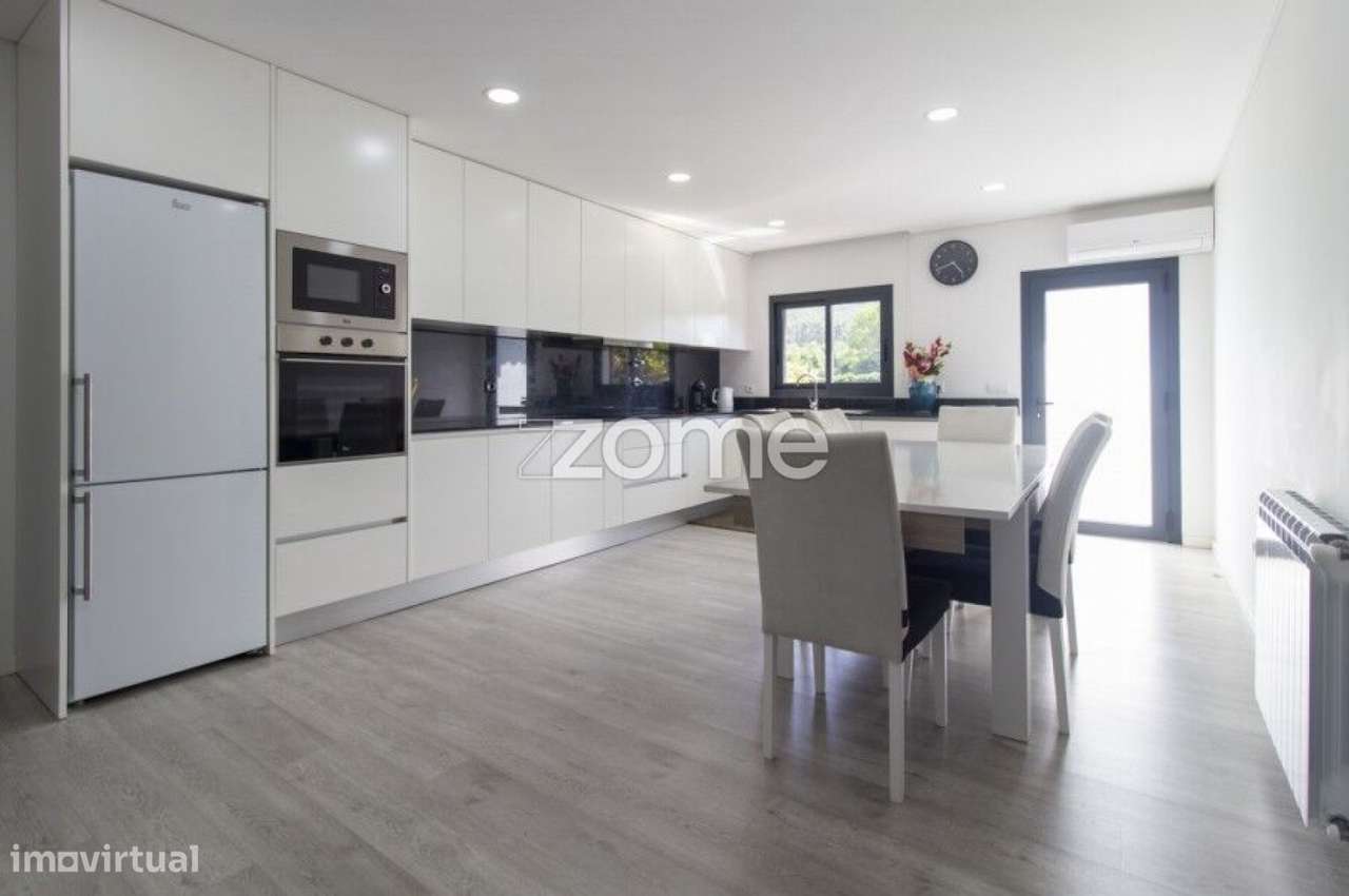 Moradia individual térrea no centro da vila de Póvoa de Lanhoso - Grande imagem: 4/27