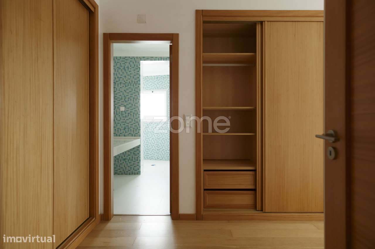 Apartamento T3 com varanda e vista de mar no L Towers em Paço de Ar...-11