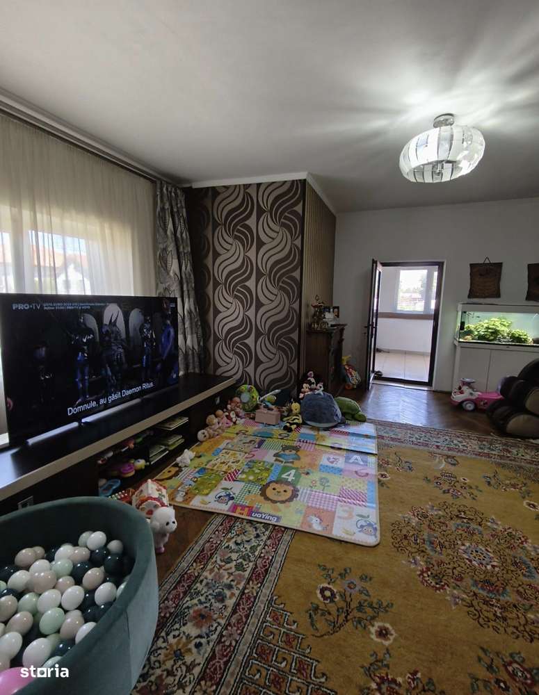 Casa spațioasă cu garaj și curte, aproape de oraș-6