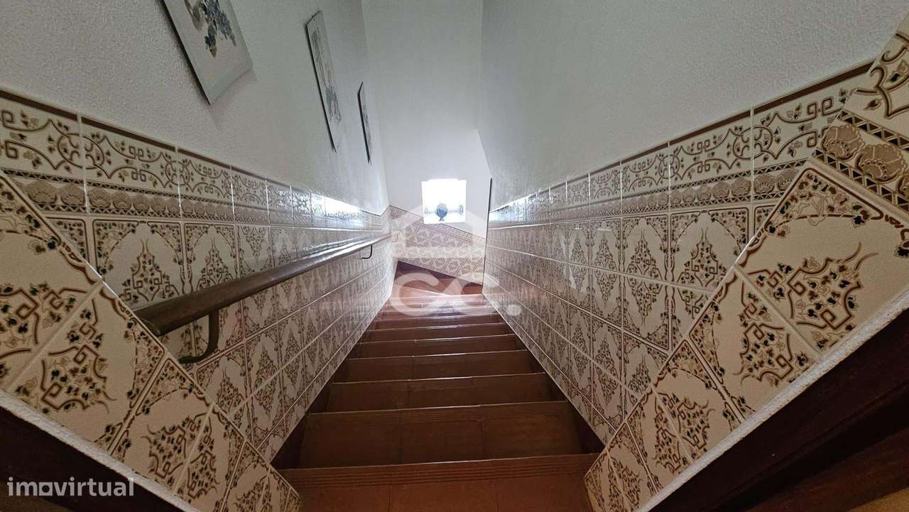 Moradia V4 com 174 M2, aproveitamento de sótão, garagem para 2 viatura-45