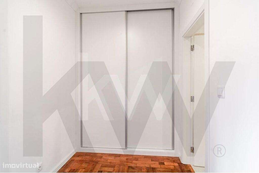 São Domingos de Benfica | Apartamento T2 Remodelado c/ varanda junto a-17