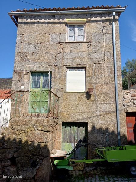 Casa em pedra para restauro na vila de Gonçalo - Guarda