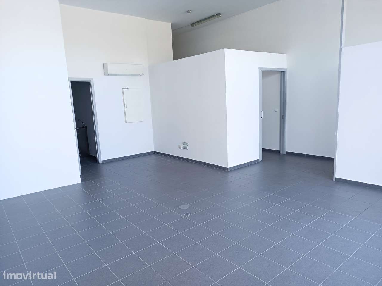 Loja / escritório com pé direito de 3,80m-3