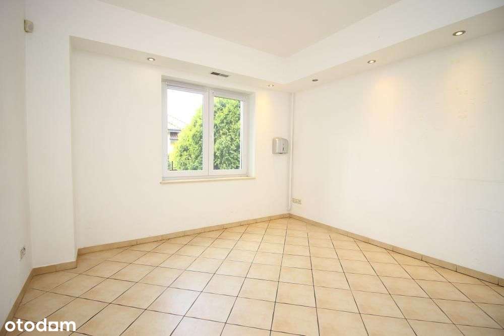 Dom wolnostojący z dużym ogrodem w spokojnej okolicy.-11