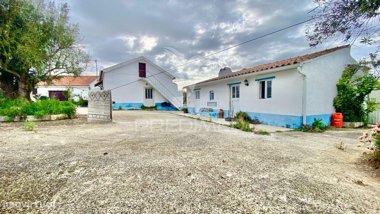 Quintinha com 2 Casas e Garagem em Asseiceira - Rio Maior