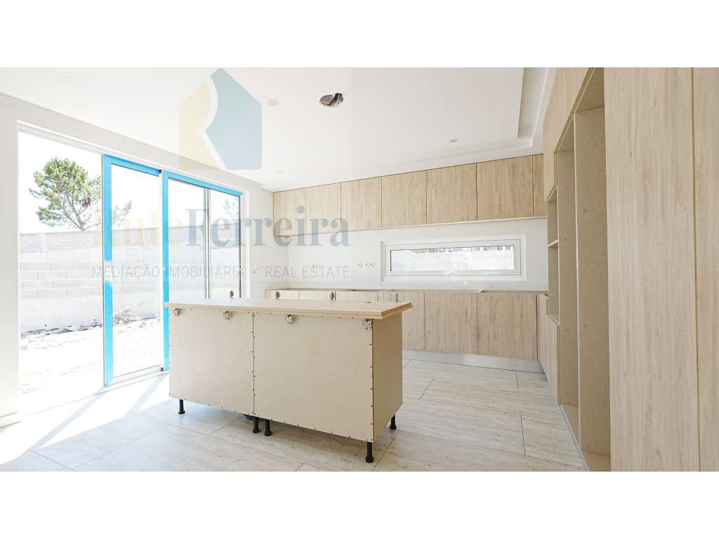 Moradia de design contemporâneo e inovador na Portela da Vila, Torr...-11