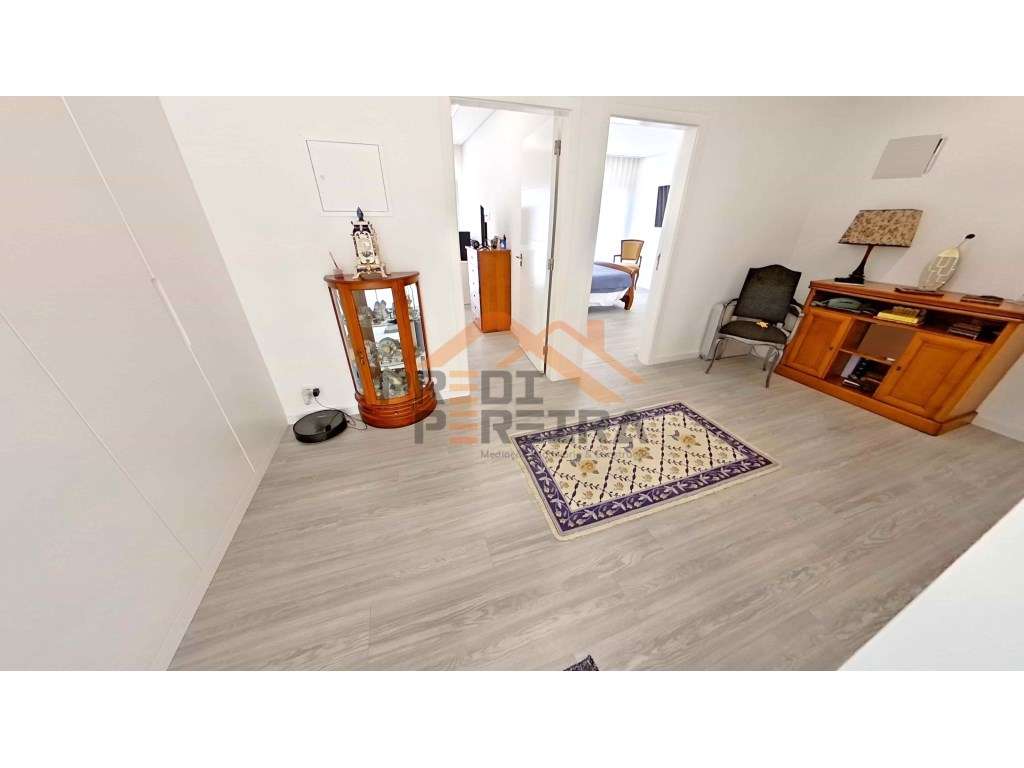 Moradia T3, situada no Casal da Silveira, em Famões-26