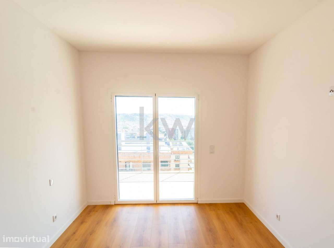 Oportunidade nas Colinas: T3 com Estilo, Luz Natural e Estacionamento-18