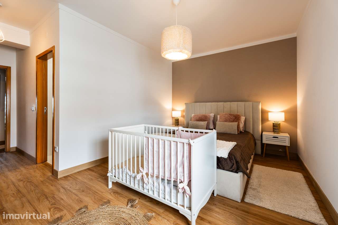 Apartamento T3, com vista castelo, na Urb. Vale do Mocho, em Leiria-2