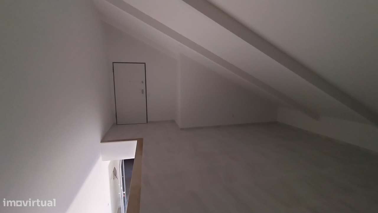 T2 duplex com parqueamento e arrecadação.-12