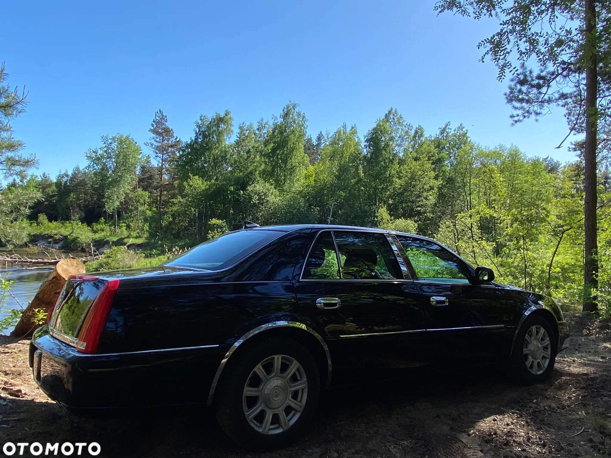 Cadillac DTS - 5