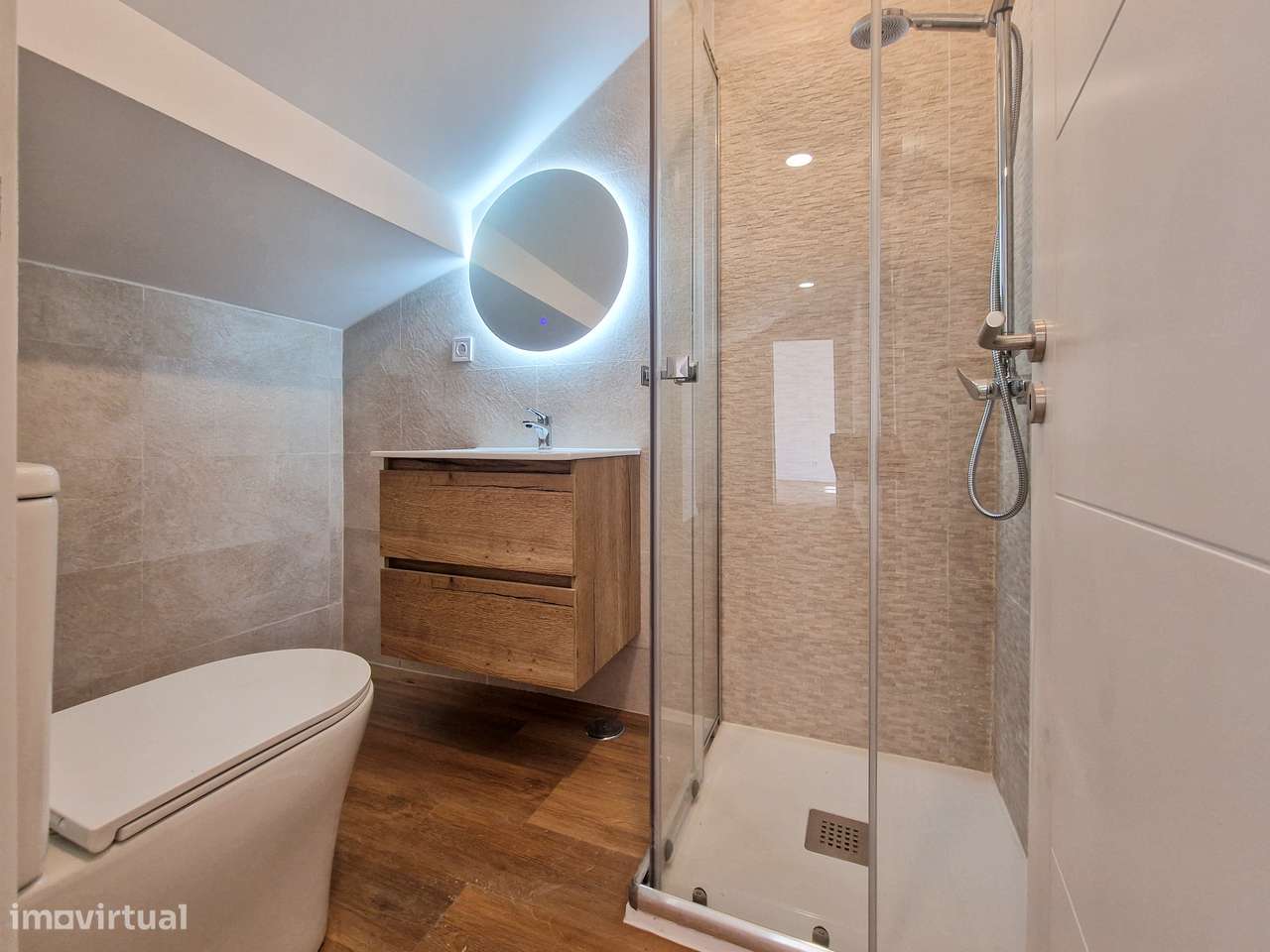 Moradia 4 ass. totalmente remodelada - possibilidade de quarto no r/c-23