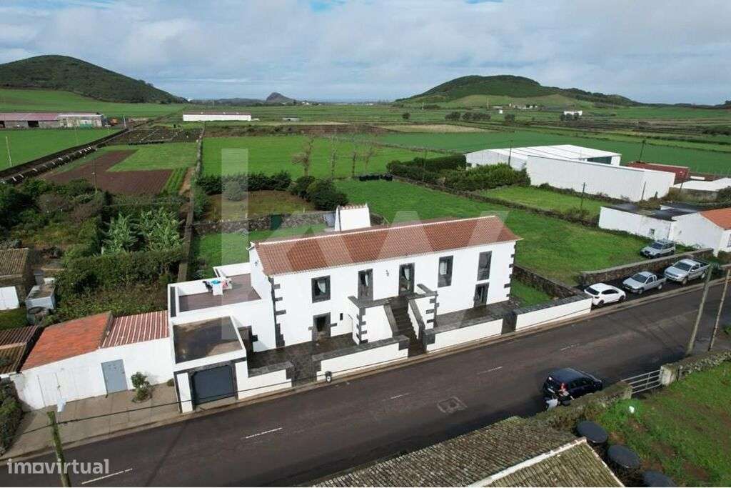 Moradia dividida em 2 apartamentos inserida em terreno com 3978m2, Ilh - Grande imagem: 4/42