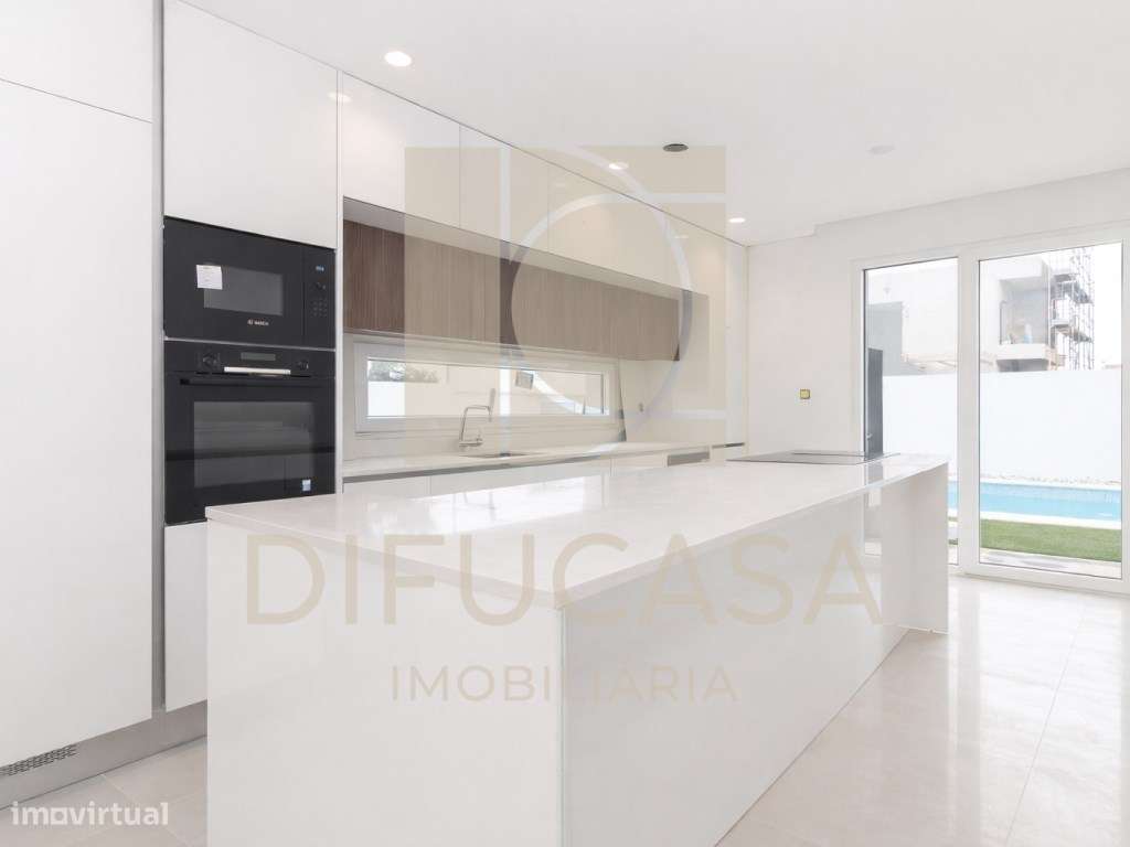 Moradia Isolada T4 c/ Piscina e Garagem-16