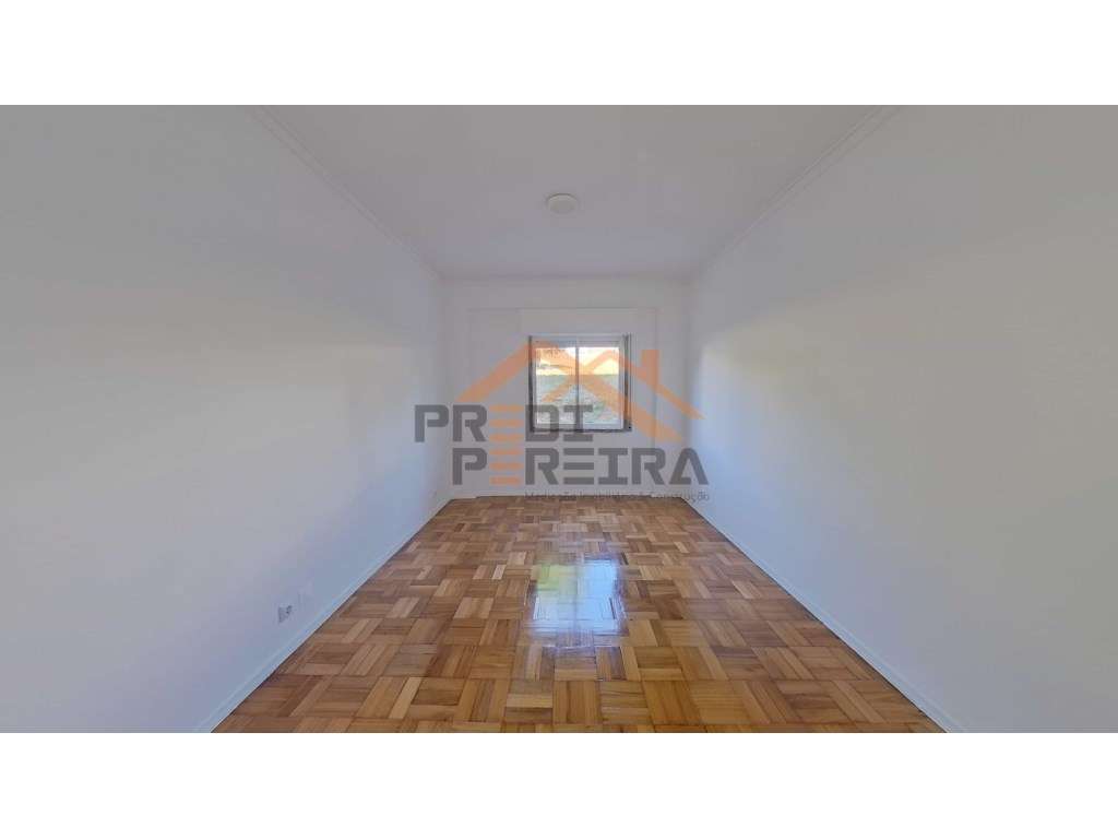 Situado no Forte da Casa, T2 em bom estado de conservação.-8