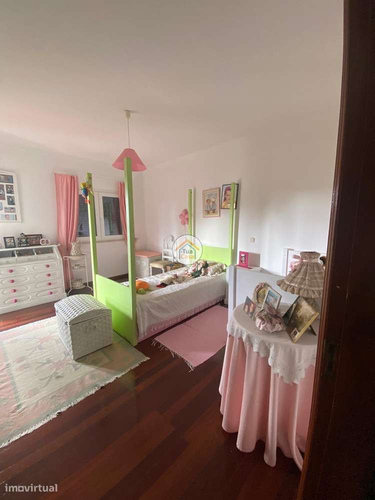 Moradia Geminada  de um dos lados do outro tem entarada e jardim em to-57