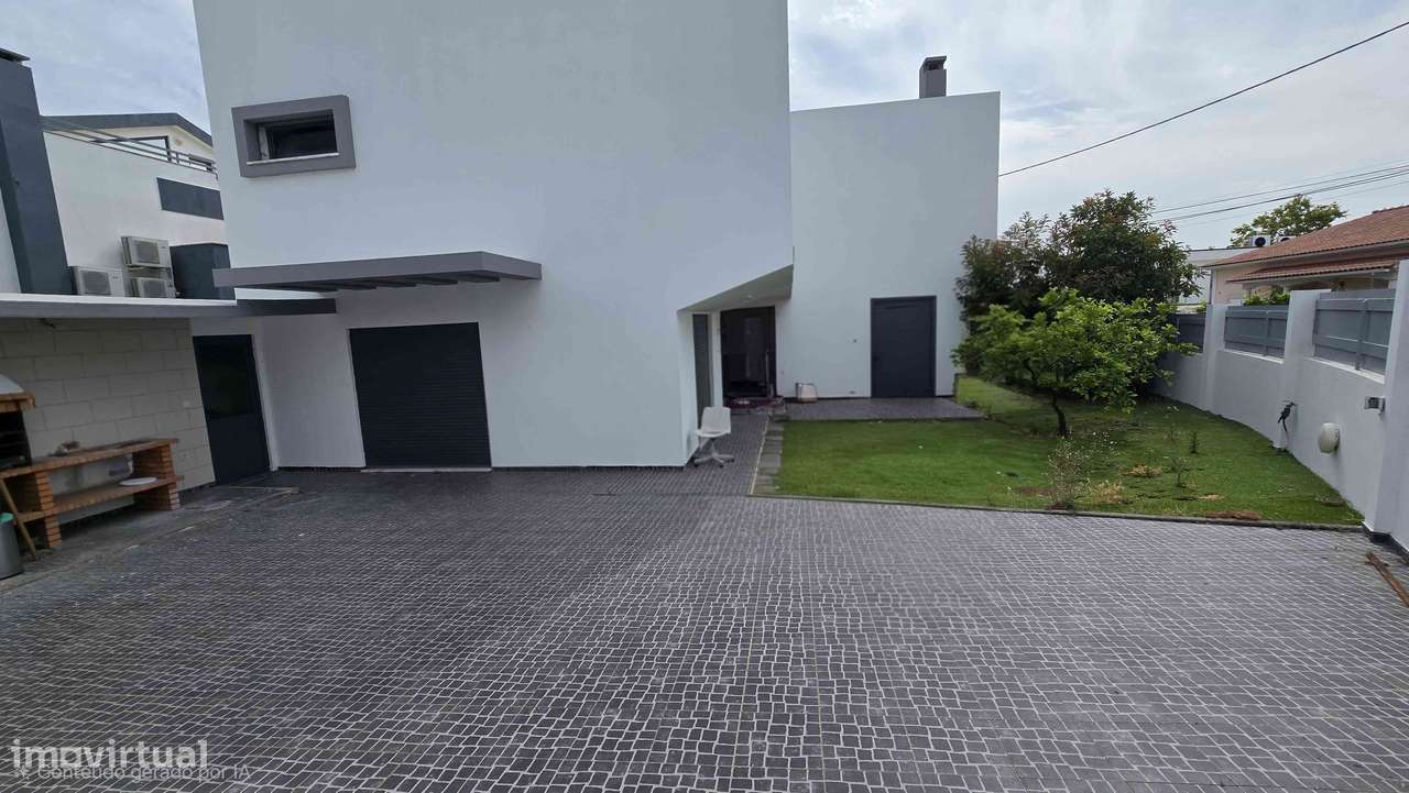 Moradia T4 isolada com jardim e garagem-27