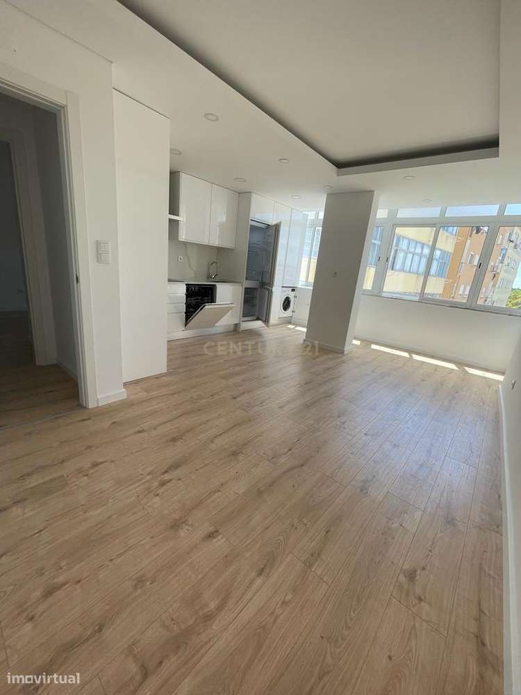 Apartamento T2, Totalmente Remodelado, Torre da Marinha, Seixal-0