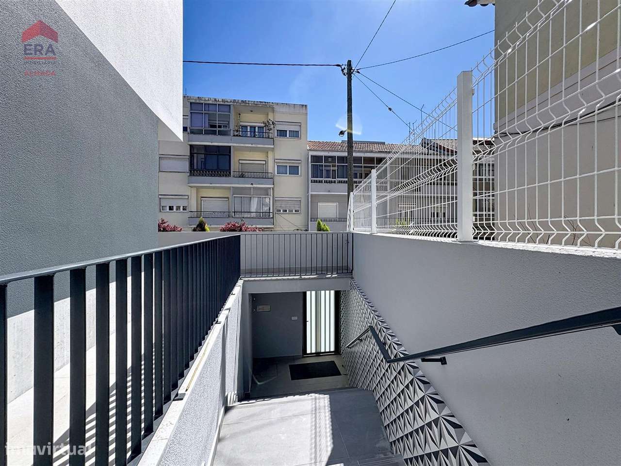 Nova Moradia em Almada , 5 suites, garagem e jardim-16