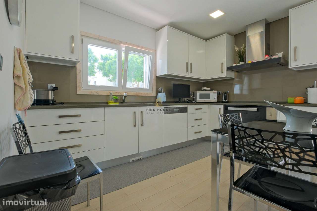 Moradia T3 com piscina, jardim e garagem box, na Caparica-40