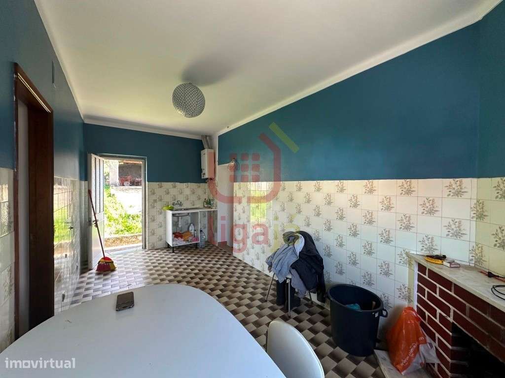 Moradia T2 com Terreno e Anexos - Ourém!-8