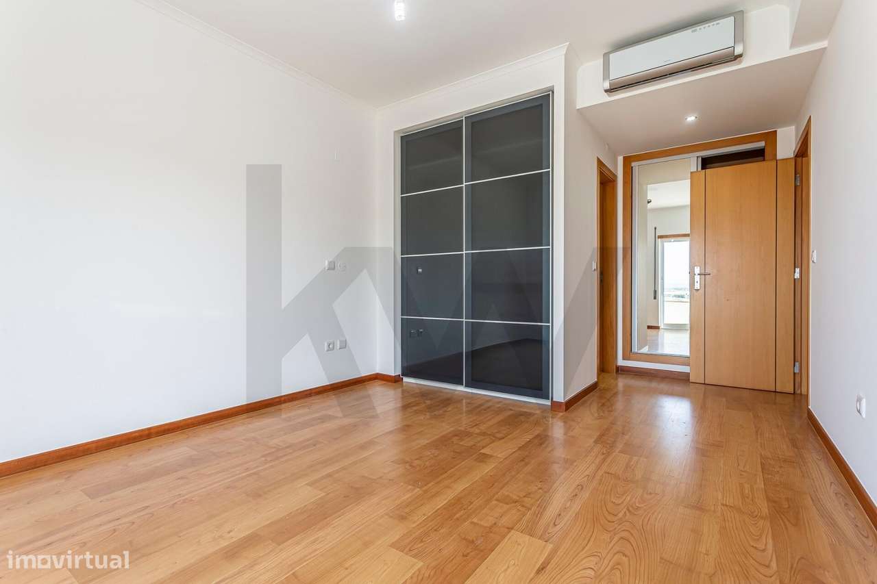 Apartamento T3 Duplex com aproveitamento superior | 5 Quartos | Garage-20