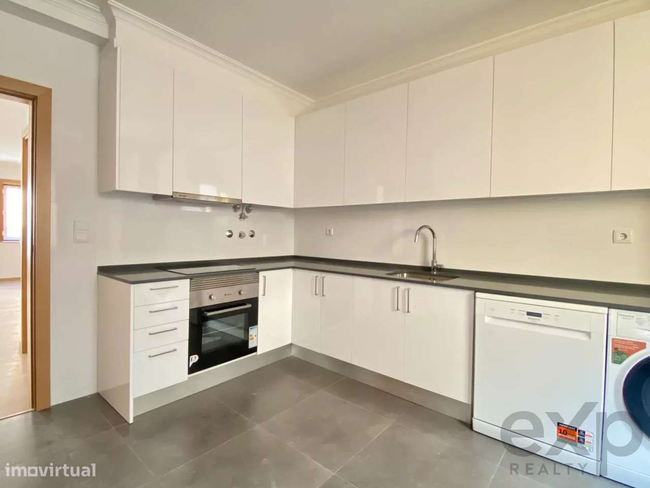 Arrenda T2 Duplex. 2º Andar. 2 Suites. Rua calma no Bairro Alto. Lisbo - Grande imagem: 2/27