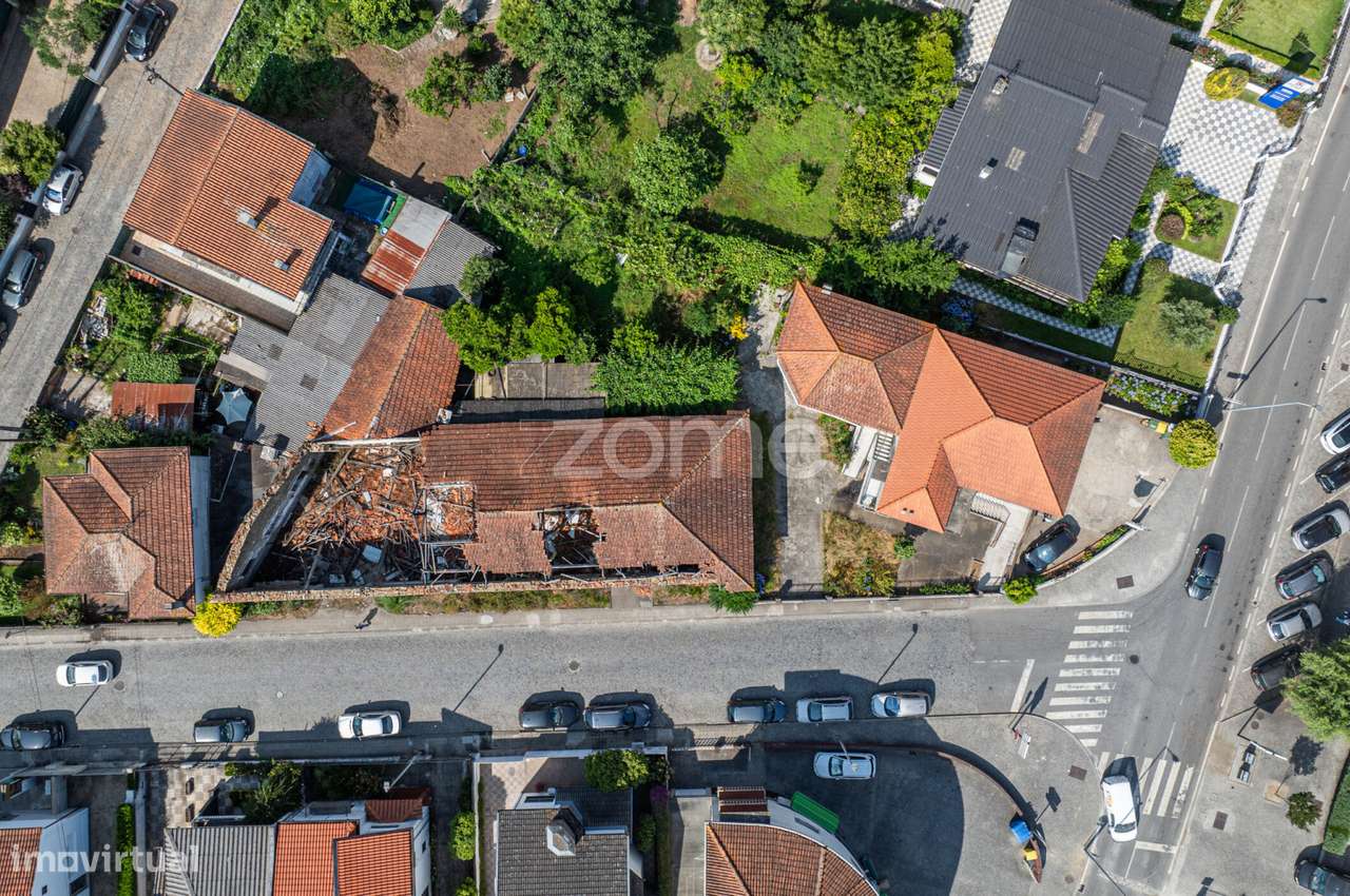 Moradia T5 4 frentes no Centro da Trofa-11