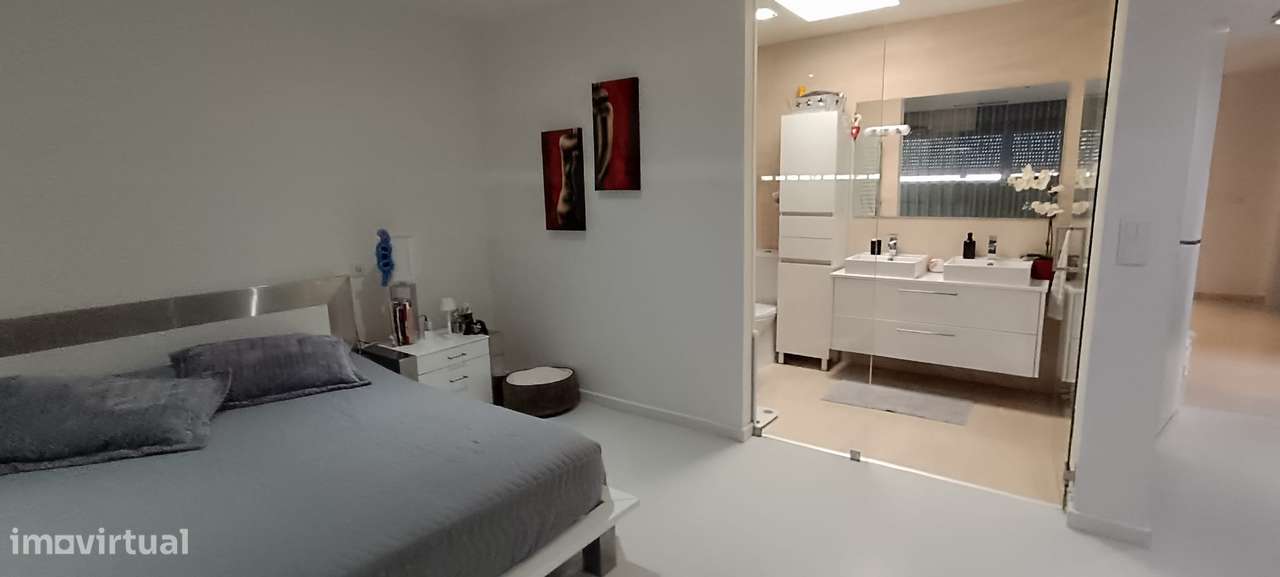 Moradia T5 de Luxo com Piscina e Garagem-16