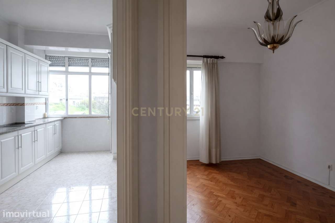 Apartamento T2 com Marquise e Excelente Potencial | Damaia de Cima – A-5