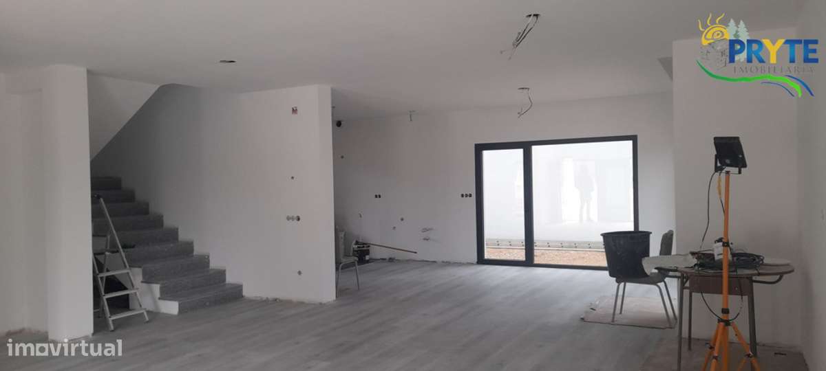 Moradia de tipologia T3 com escritório situada em Ansião - Grande imagem: 4/23