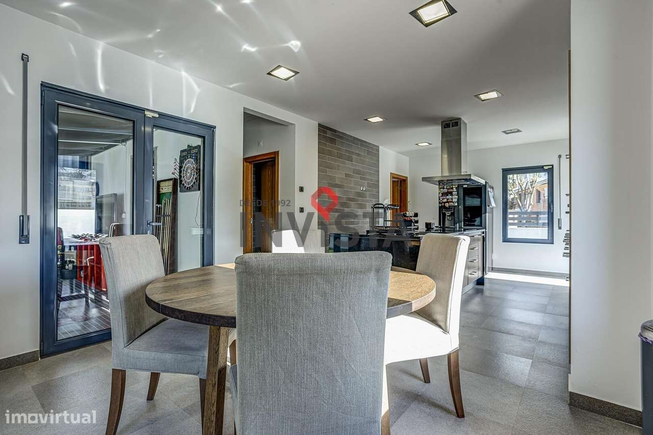 Moradia no Centro de Alverca com piscina-16