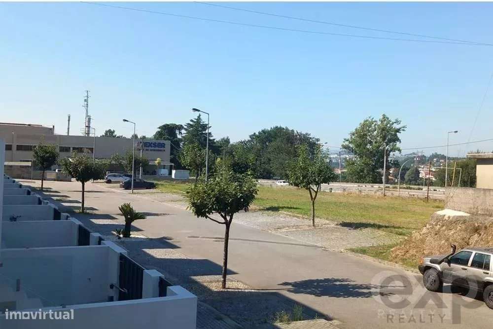 Terreno com projecto aprovado para a construçao de 3 moradias em banda - Grande imagem: 5/9