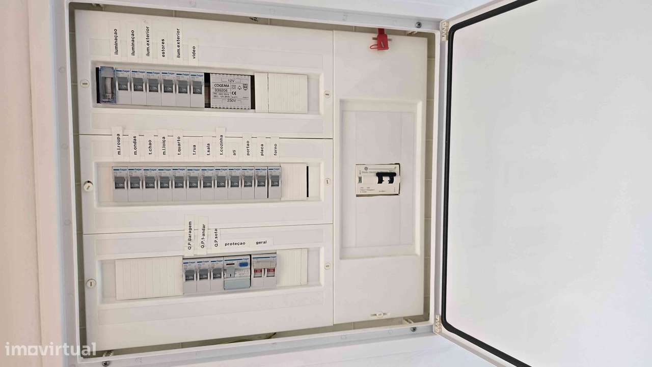 Moradia T4 isolada com jardim e garagem-31
