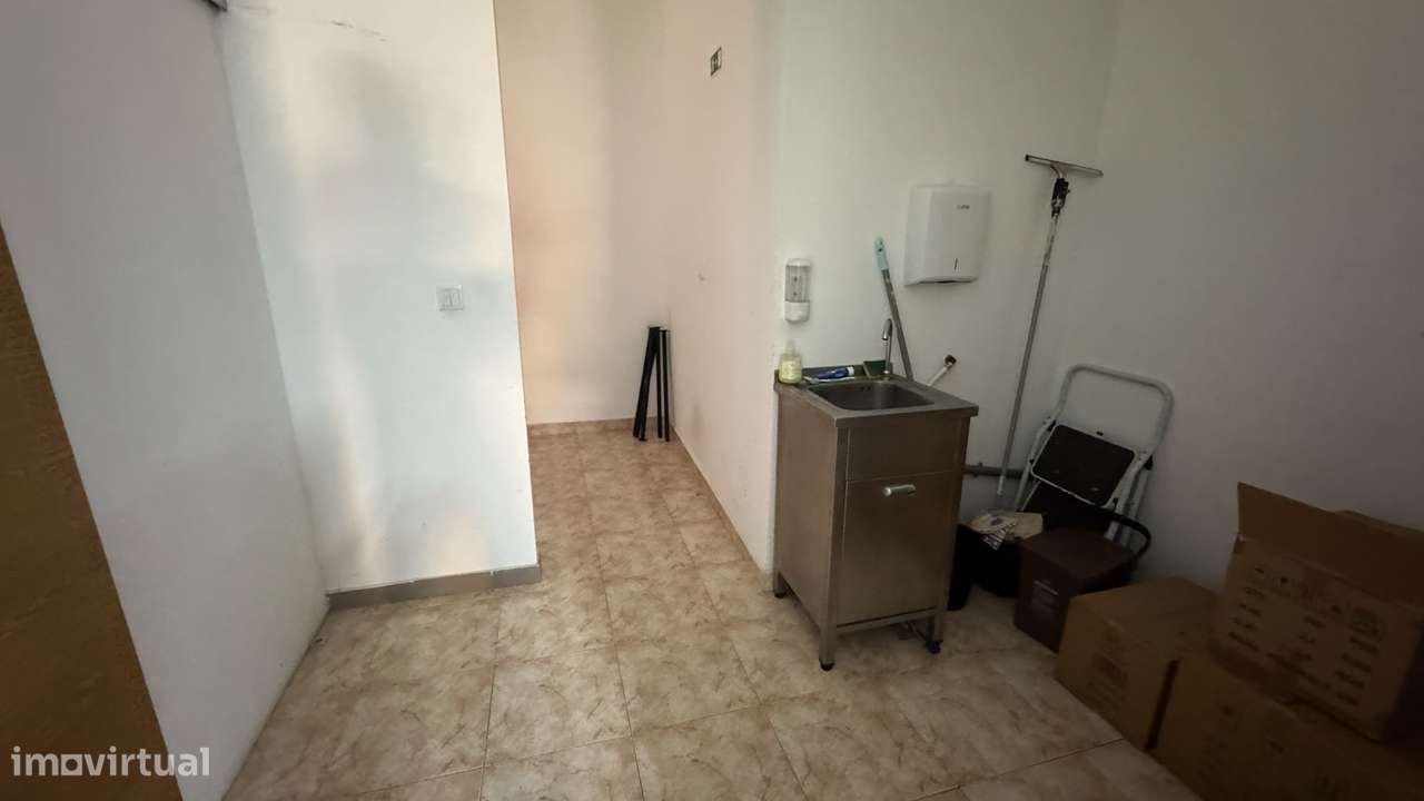 Trespasse de restaurante totalmente equipado em Massamá Norte-10