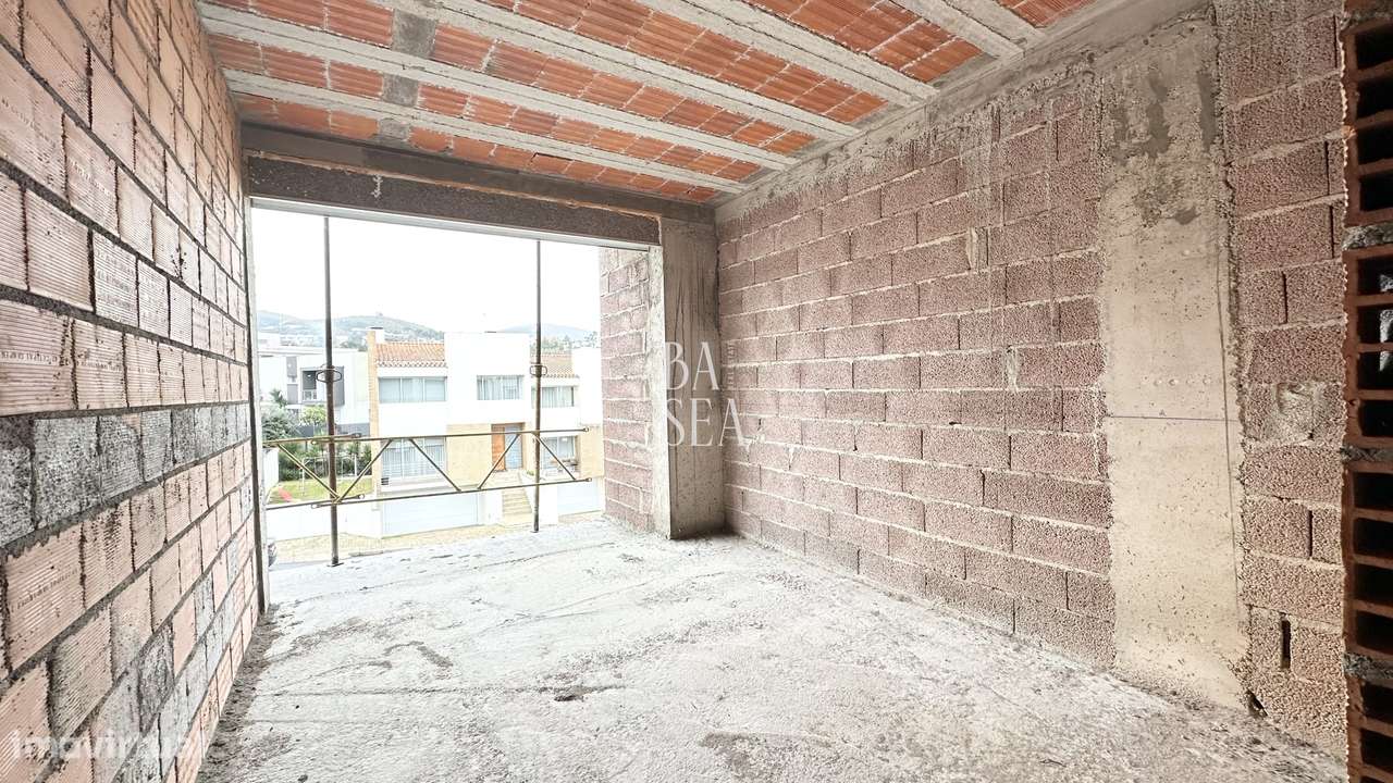 Moradia T3 em Estrutura com 3 Suítes em Lamaçães Braga-12