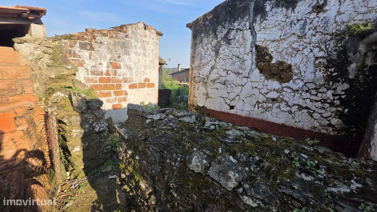 Moradia para restaurar, com terreno, perto de Ferreira do Zêzere-9