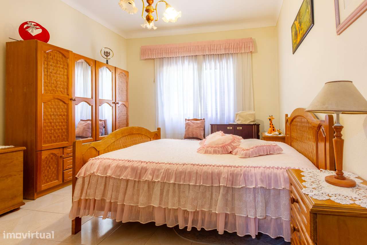 Moradia T5 isolada com jardim e terraço em Quinta do Conde-31