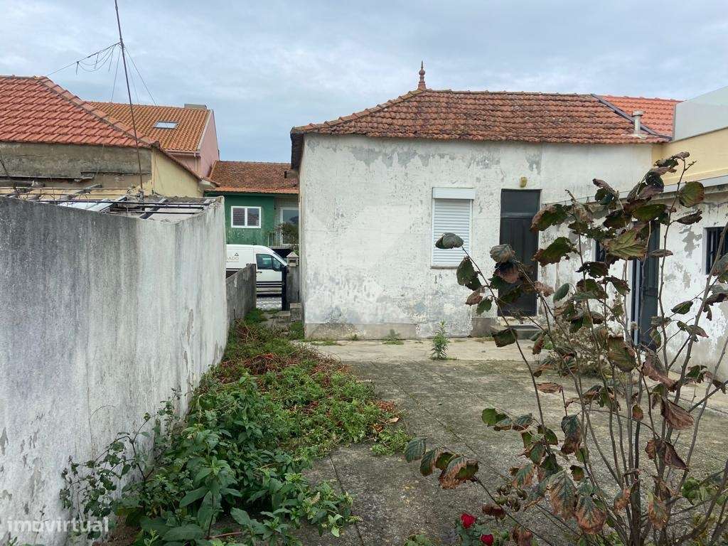 Moradia T2 à beira mar para remodelar-16