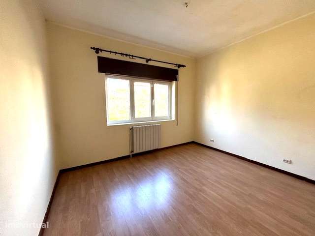 Moradia T4 isolada com jardim e garagem-14