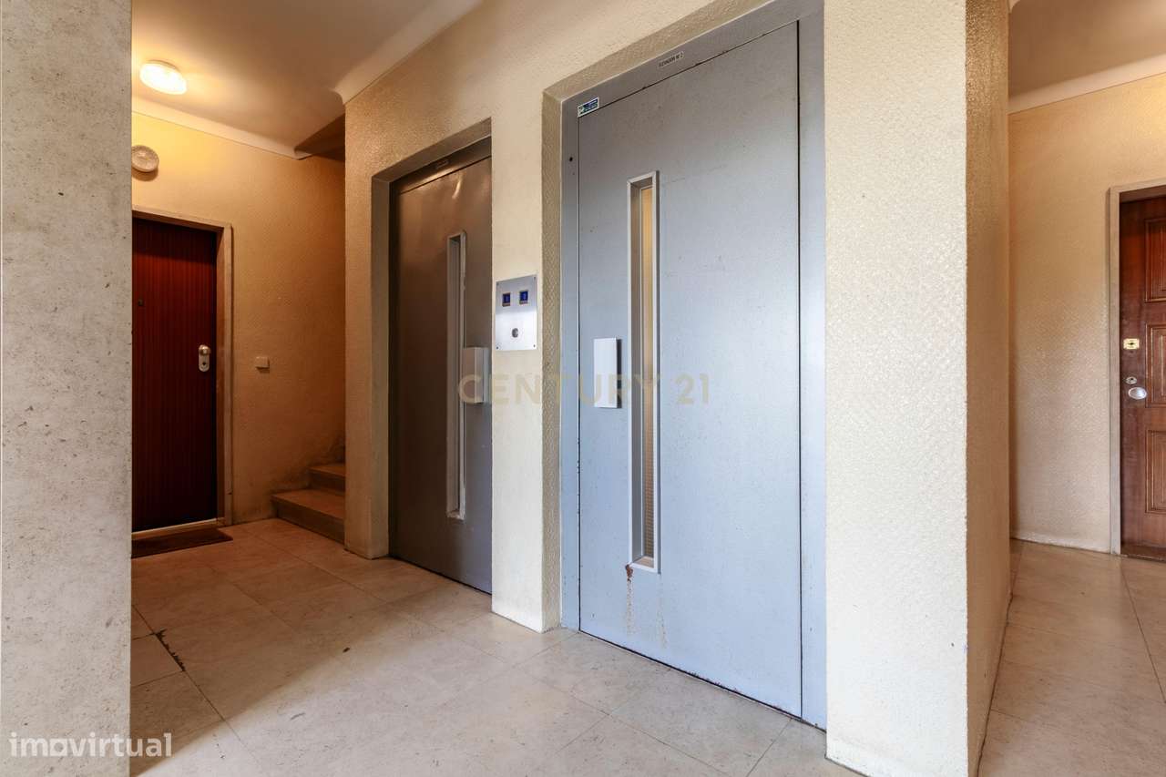 Apartamento T1 totalmente remodelado com 2 varandas,  Prédio com eleva-27