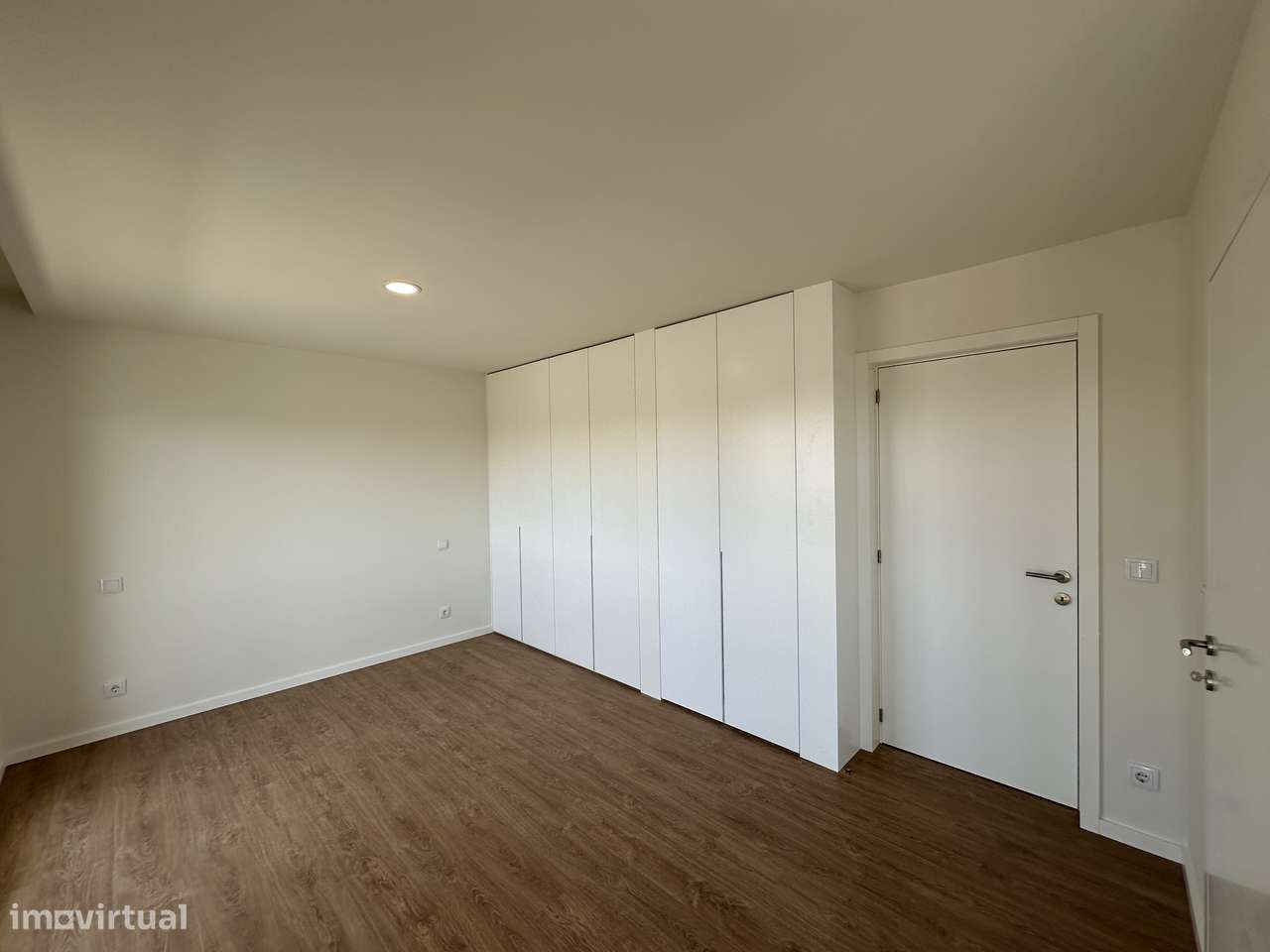 ÚNICO - T3+1 Novo, Último Piso, c/ Varandas e Garagem 3 automóveis-16