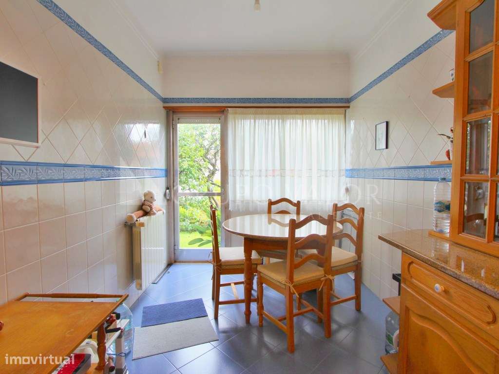 Moradia T4 com Garagem e Logradouro de 200m2 - Algueirão Mem Martins-10