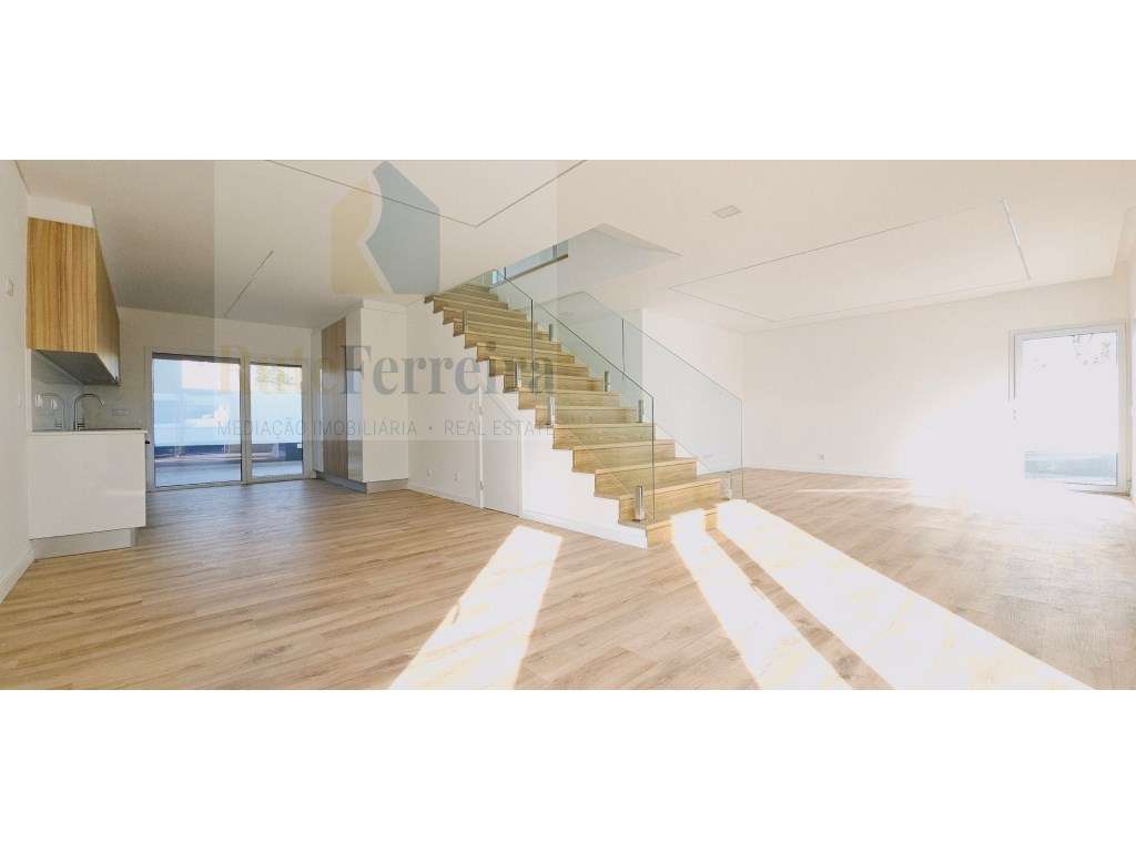 Espetacular Moradia T4 Nova, com Garagem e Logradouro!-8