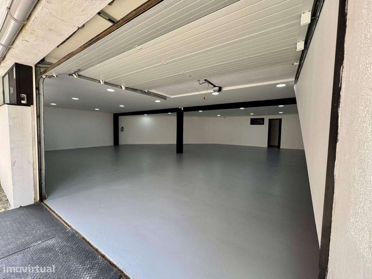 Garagem/Armazém para Venda – Totalmente Restaurado-0