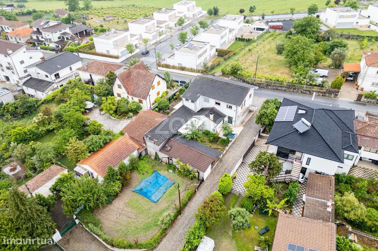 Moradia T4 com amplas áreas e elevado potencial em Mancelos-29