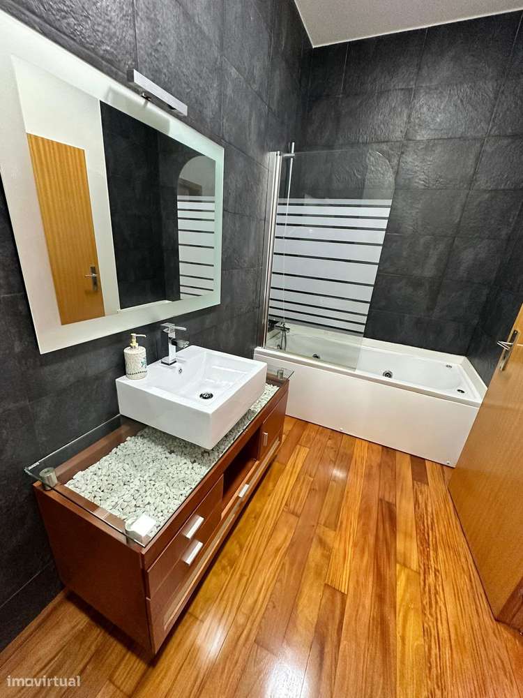 Apartamento T4 junto à praia no centro com excelentes acabamentos-11