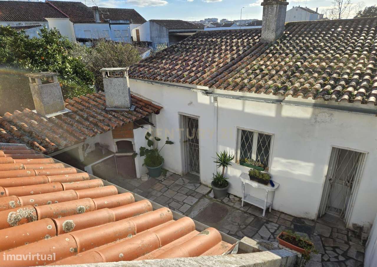 Moradia T4 pronta a habitar no centro de Alcains-18