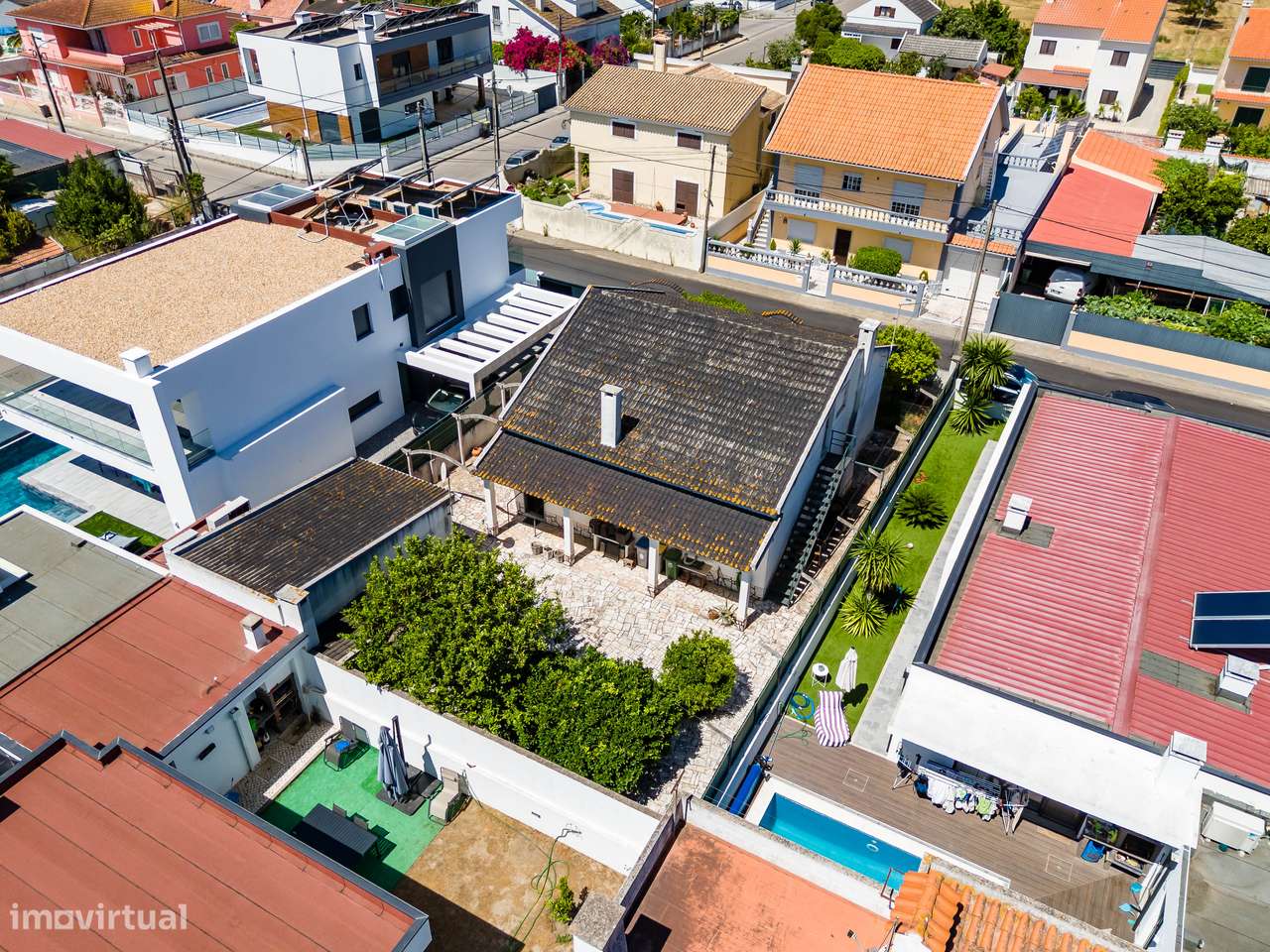 Moradia Isolada de 2 Pisos em Fernão Ferro – Excelente Área Exterior-5